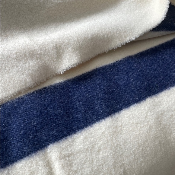 Hudson Bay 8 point king blanket - Picture 5 of 9